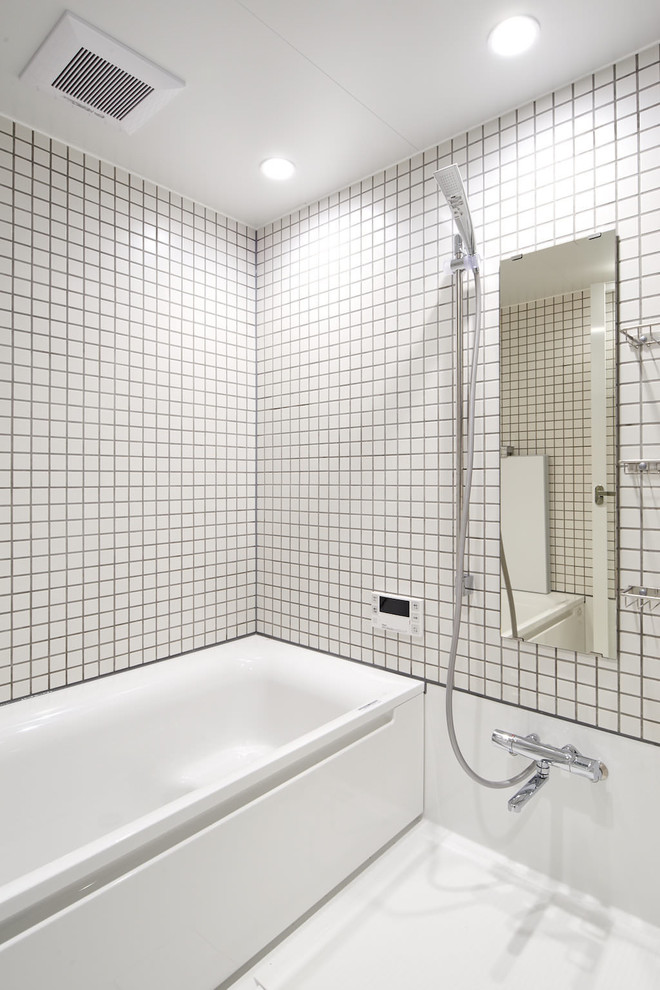 Modelo de cuarto de baño principal urbano con baldosas y/o azulejos blancos, baldosas y/o azulejos de porcelana, paredes blancas y suelo blanco