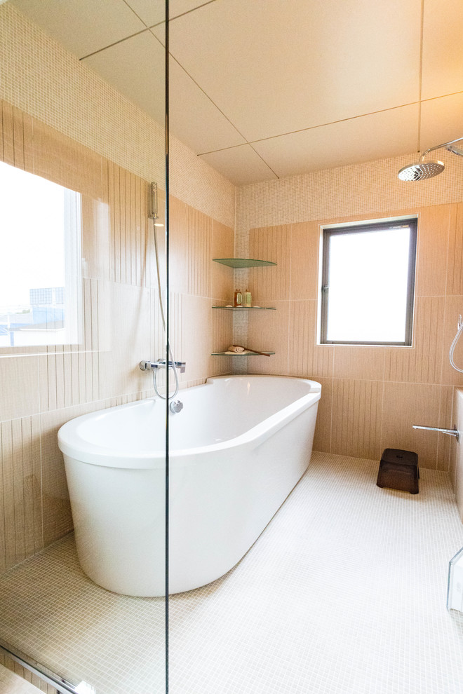 他の地域にあるコンテンポラリースタイルのおしゃれな浴室 (置き型浴槽、オープン型シャワー、ピンクのタイル、ピンクの壁、ベージュの床) の写真