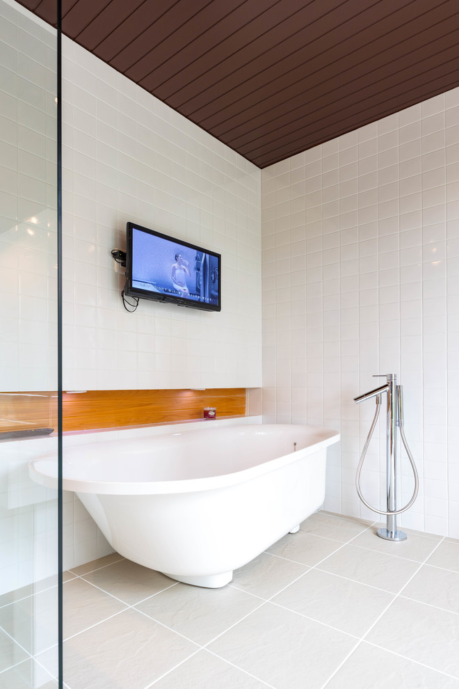 Inspiration för moderna badrum, med ett fristående badkar, en öppen dusch, vit kakel, vita väggar, grått golv och med dusch som är öppen