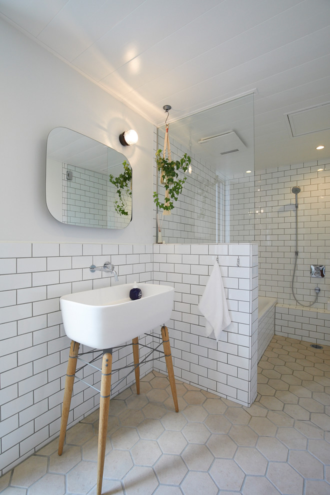 他の地域にある北欧スタイルのおしゃれな浴室 (白いタイル、白い壁、ベージュの床) の写真