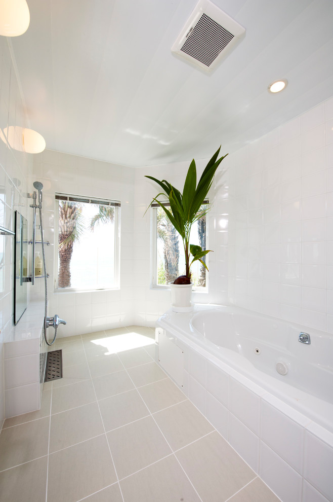 他の地域にある地中海スタイルのおしゃれな浴室 (コーナー型浴槽、オープン型シャワー、白い壁、ベージュの床) の写真