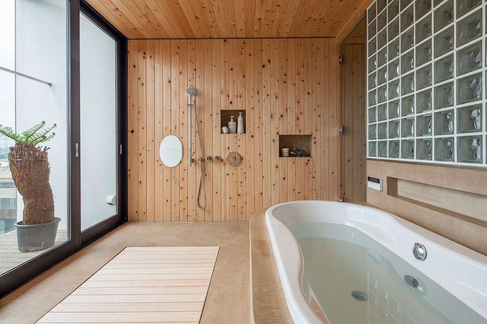 Diseño de cuarto de baño principal de estilo zen con bañera encastrada, ducha abierta, paredes marrones, suelo beige y ducha abierta