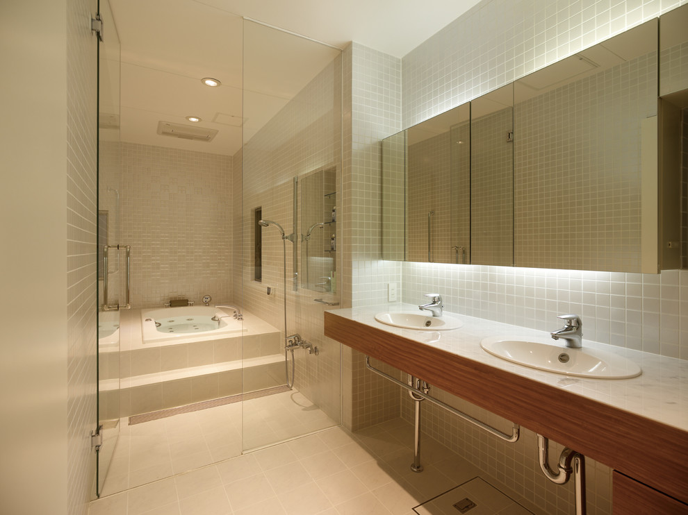 Inspiration för moderna badrum, med en jacuzzi, en kantlös dusch, beige väggar och ett nedsänkt handfat