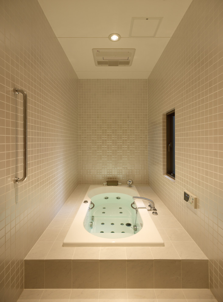 Inspiration pour une salle de bain design avec une baignoire posée.