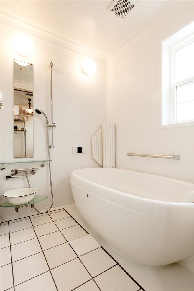 Modelo de cuarto de baño escandinavo con ducha abierta, paredes blancas, suelo blanco y ducha abierta