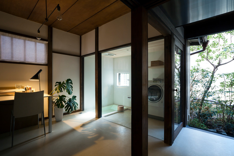 東京23区にある小さなアジアンスタイルのおしゃれな浴室 (アンダーマウント型浴槽、白い壁) の写真
