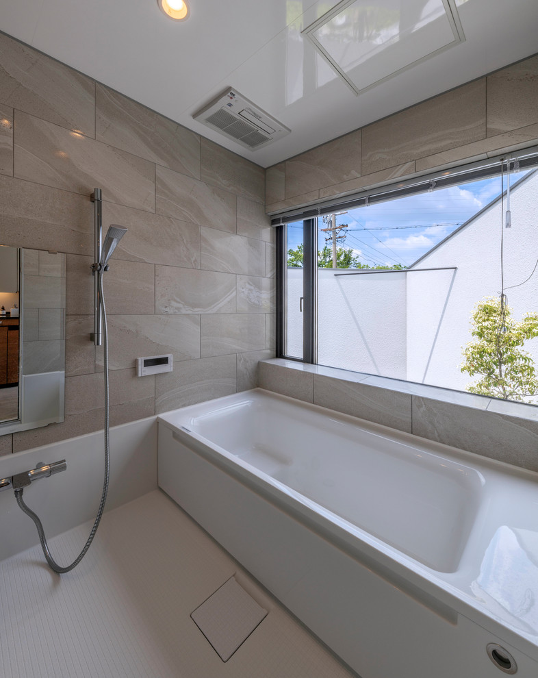 Immagine di una stanza da bagno contemporanea con vasca ad angolo, doccia aperta, pareti grigie, pavimento bianco e doccia aperta
