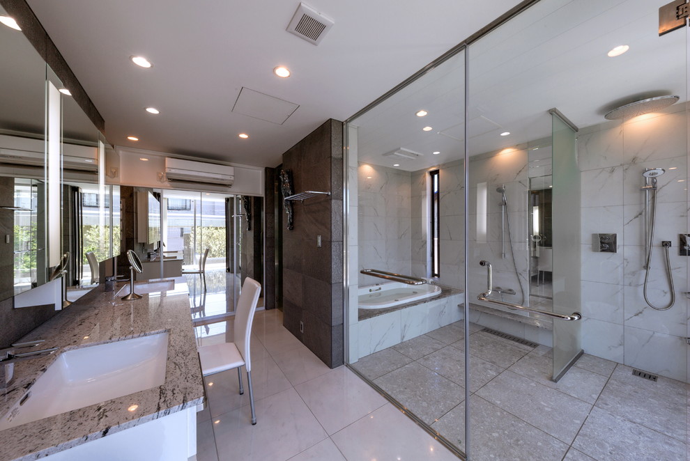 Immagine di una stanza da bagno vittoriana con vasca ad angolo, doccia aperta, pareti grigie, pavimento in marmo, lavabo da incasso, top in marmo, pavimento grigio, doccia aperta e top marrone