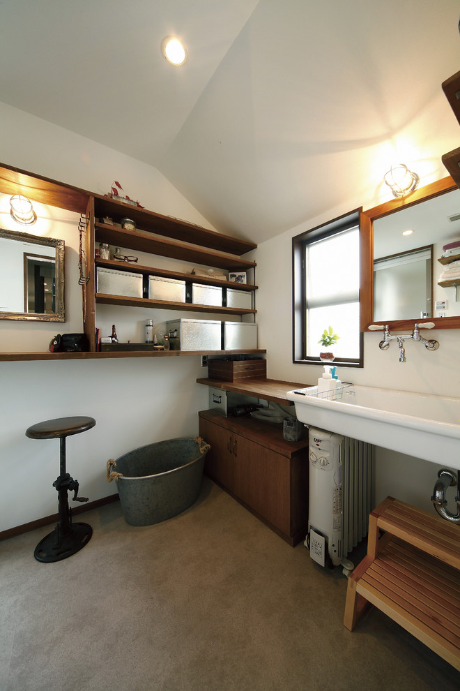 Стильный дизайн: ванная комната в стиле лофт с белыми стенами, бетонным полом, подвесной раковиной, серым полом, плоскими фасадами, коричневыми фасадами и зеркалом с подсветкой - последний тренд