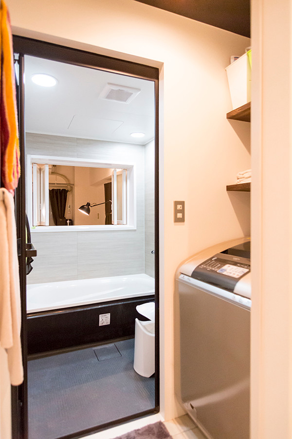 Diseño de cuarto de baño principal minimalista de tamaño medio con armarios abiertos, puertas de armario de madera oscura, bañera empotrada, ducha empotrada, paredes blancas y suelo de baldosas de cerámica