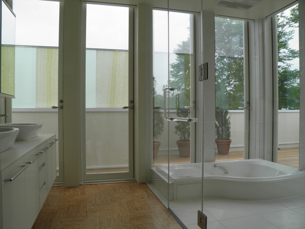 Ispirazione per una stanza da bagno moderna con pavimento in sughero, lavabo a bacinella e top in superficie solida