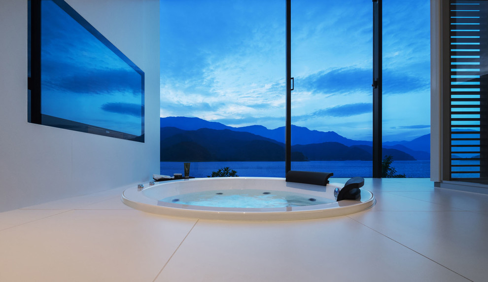 Идея дизайна: главная ванная комната в стиле модернизм с белой плиткой, белыми стенами, белым полом и накладной ванной