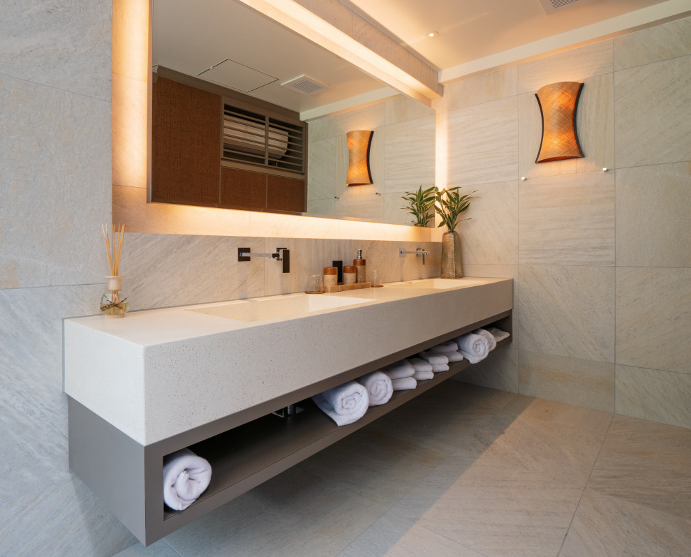 Idéer för stora funkis beige en-suite badrum, med öppna hyllor, beige skåp, beige kakel, porslinskakel, grå väggar, klinkergolv i porslin, ett integrerad handfat, bänkskiva i terrazo och grått golv