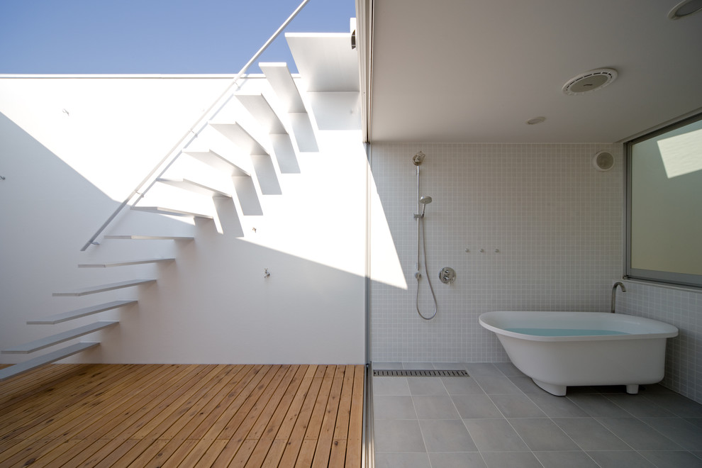 Идея дизайна: ванная комната в стиле модернизм с отдельно стоящей ванной, открытым душем, белыми стенами и открытым душем