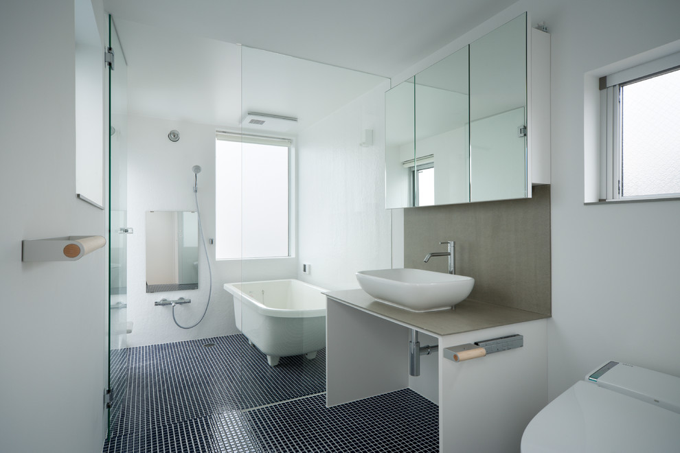 東京23区にあるモダンスタイルのおしゃれな浴室 (置き型浴槽、オープン型シャワー、白い壁、ベッセル式洗面器、青い床、オープンシャワー) の写真