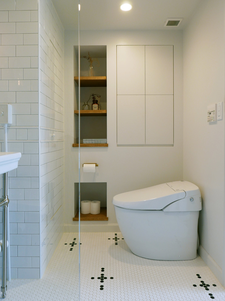 Источник вдохновения для домашнего уюта: ванная комната в средиземноморском стиле с открытыми фасадами, белыми стенами и разноцветным полом