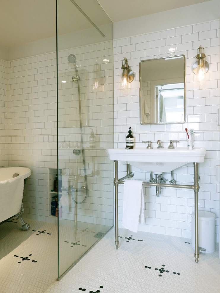東京23区にある地中海スタイルのおしゃれな浴室 (白い壁、ベッセル式洗面器、マルチカラーの床、オープンシェルフ) の写真