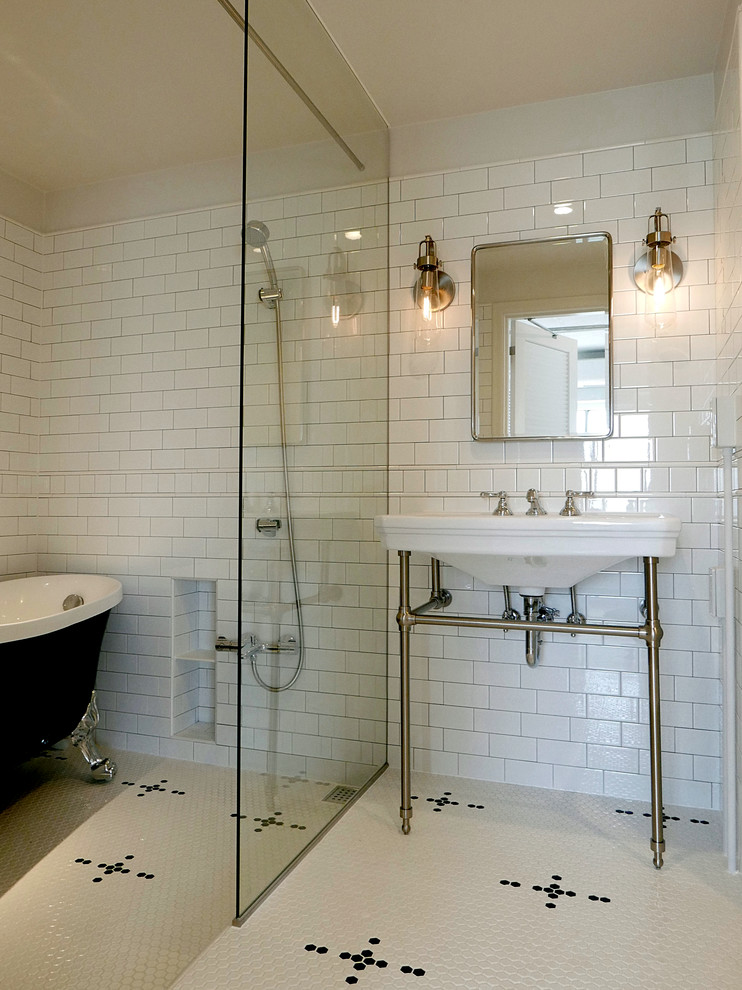 Foto di una stanza da bagno chic con vasca con piedi a zampa di leone, piastrelle bianche, pareti bianche, pavimento con piastrelle a mosaico, lavabo a consolle e doccia aperta