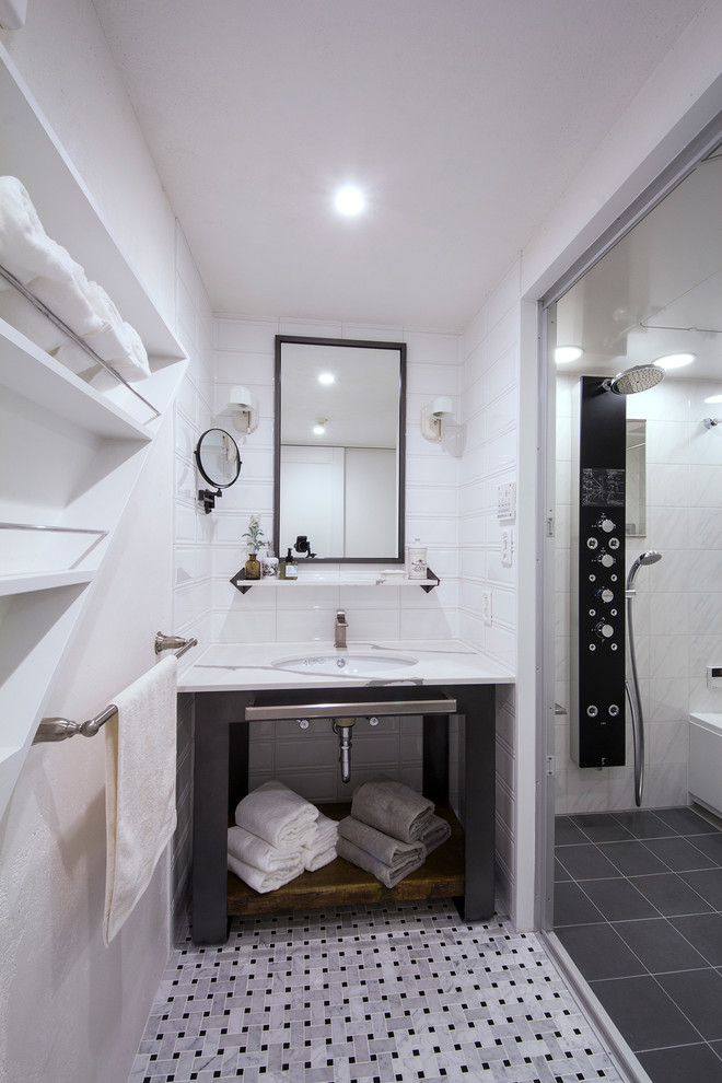 東京23区にあるコンテンポラリースタイルのおしゃれな浴室 (オープンシェルフ、白いタイル、白い壁、一体型シンク、マルチカラーの床) の写真