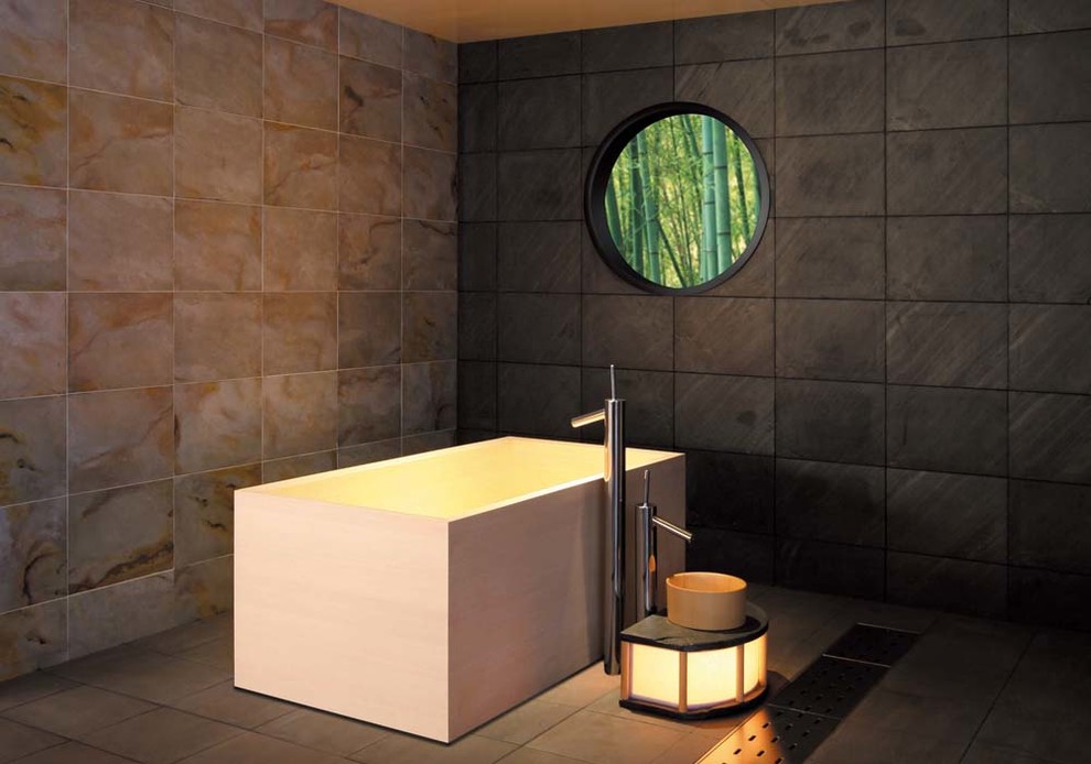 Cette photo montre une salle de bain moderne avec un mur gris, un bain japonais, un carrelage gris, une fenêtre et un sol gris.