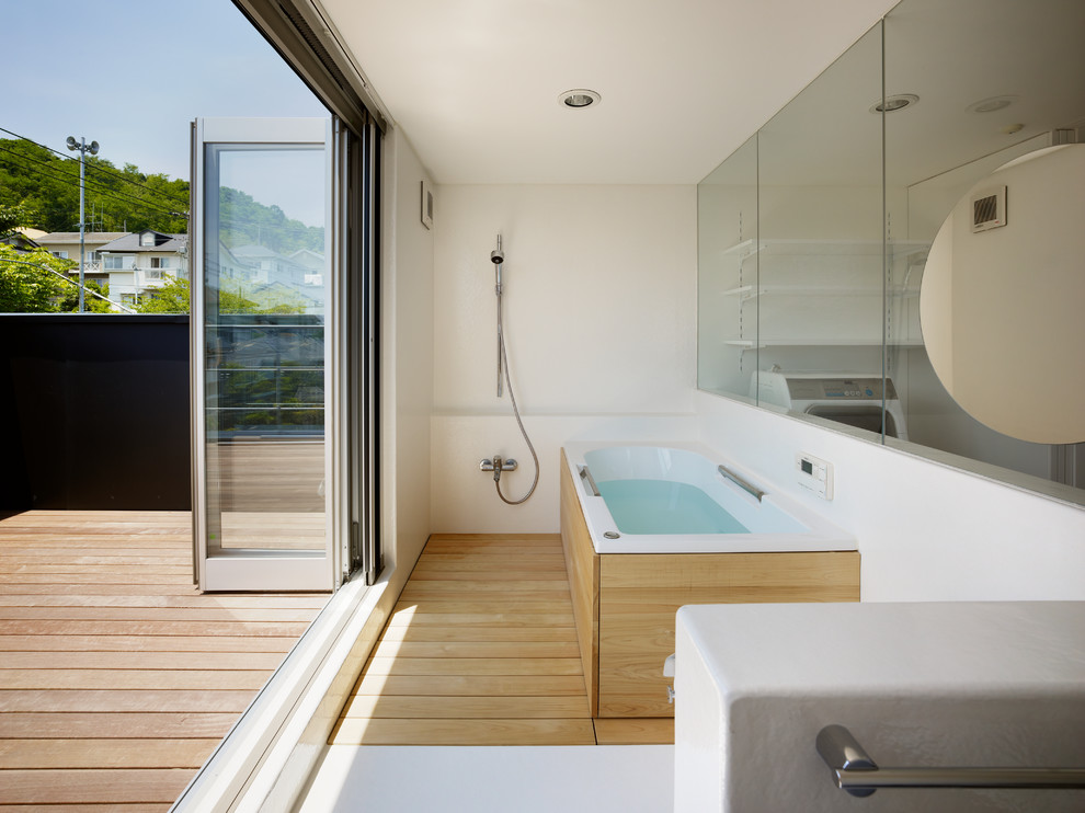 Стильный дизайн: ванная комната в современном стиле с угловой ванной, открытым душем, белыми стенами, паркетным полом среднего тона, коричневым полом и открытым душем - последний тренд