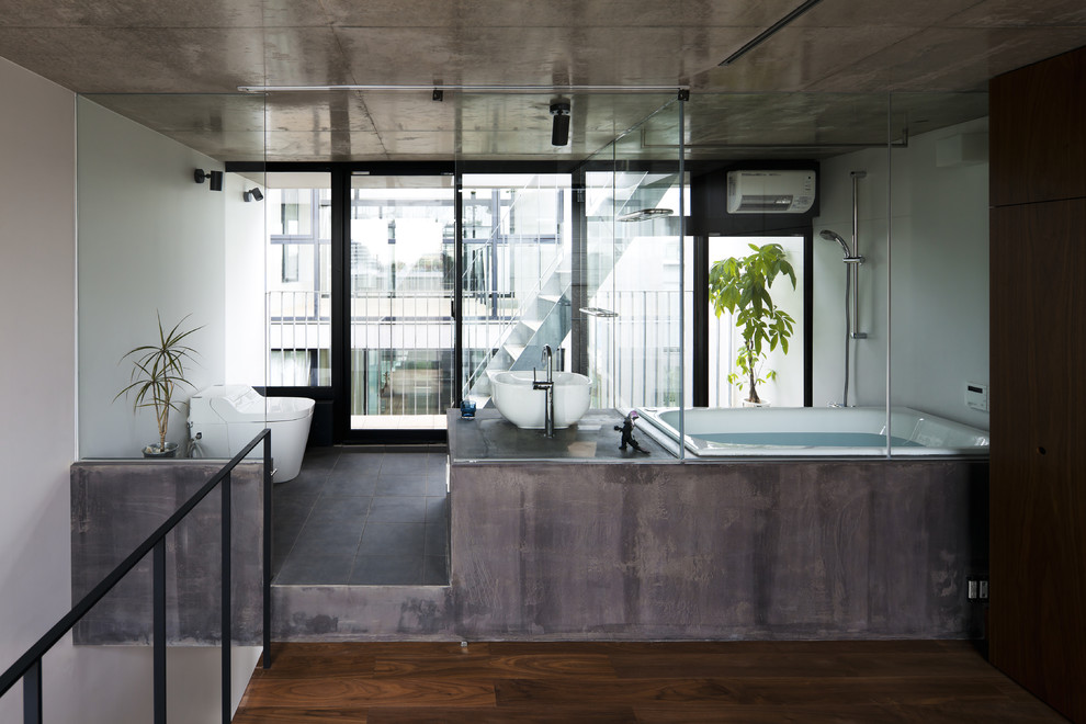 Industrial Badezimmer mit Einbaubadewanne, Toilette mit Aufsatzspülkasten, weißer Wandfarbe und Aufsatzwaschbecken in Tokio