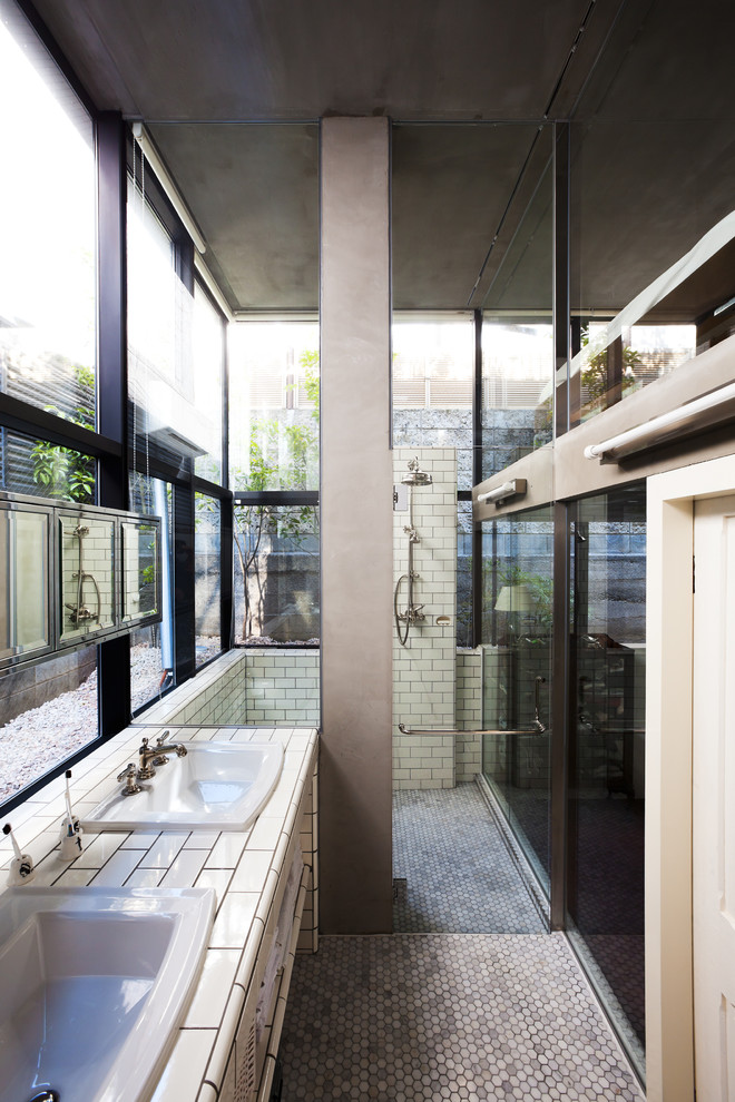 Modernes Badezimmer mit bodengleicher Dusche, Keramikfliesen, weißer Wandfarbe, Mosaik-Bodenfliesen, Einbauwaschbecken, offenen Schränken, weißen Fliesen und gefliestem Waschtisch in Tokio