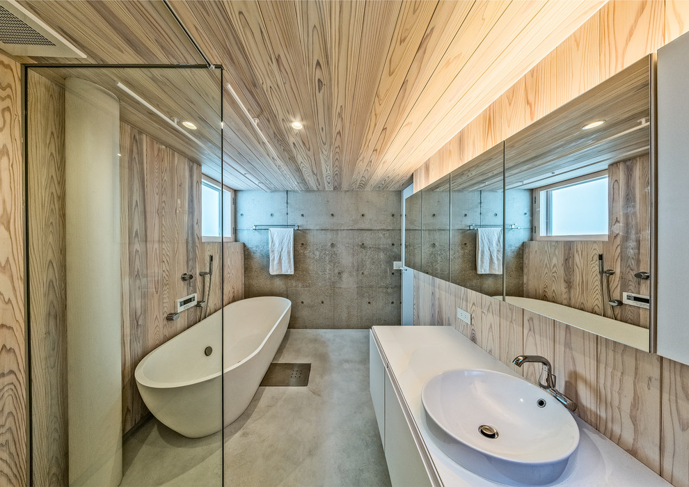 他の地域にある北欧スタイルのおしゃれな浴室 (フラットパネル扉のキャビネット、白いキャビネット、置き型浴槽、オープン型シャワー、茶色い壁、コンクリートの床、ベッセル式洗面器、グレーの床、オープンシャワー) の写真