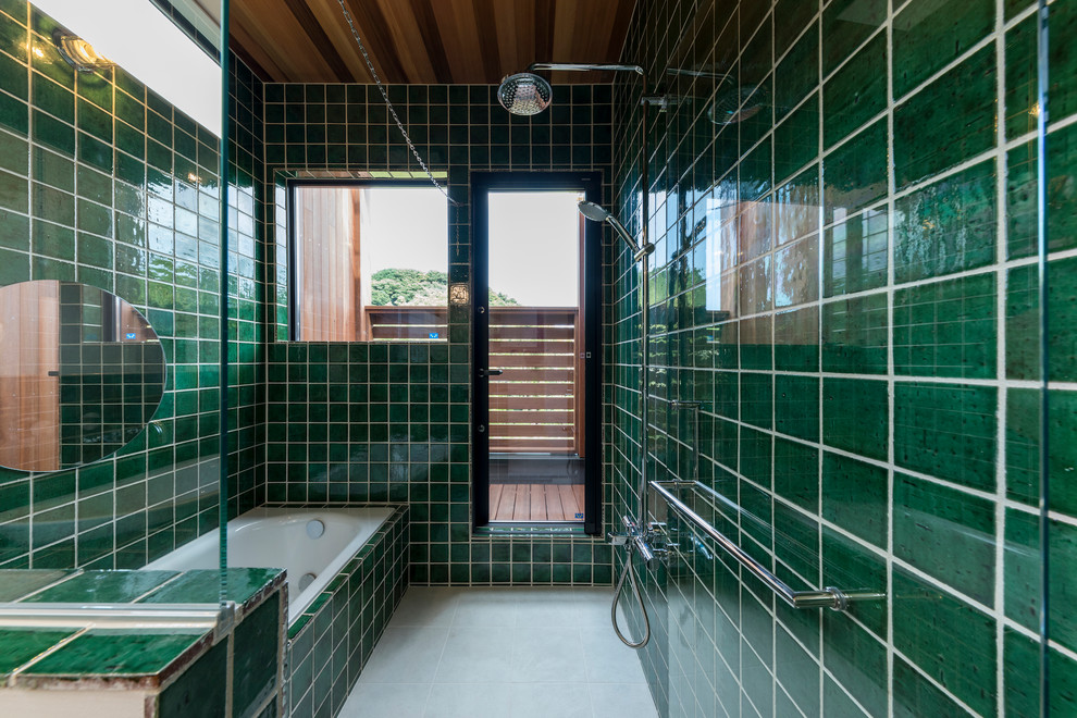 Badezimmer mit braunen Schränken, grünen Fliesen, grüner Wandfarbe, Porzellan-Bodenfliesen, beigem Boden und Falttür-Duschabtrennung in Sonstige