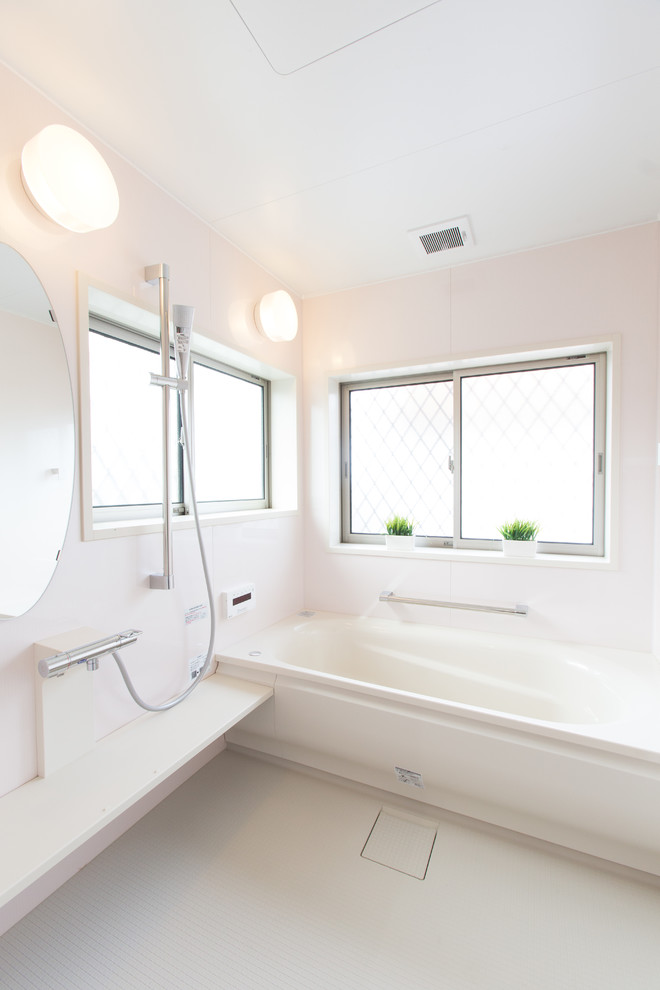 Klassisches Badezimmer mit Eckbadewanne, offener Dusche, weißem Boden und offener Dusche in Sonstige