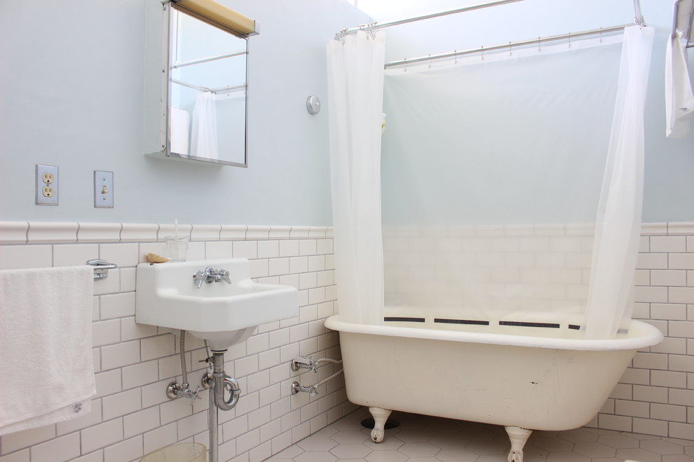 他の地域にあるミッドセンチュリースタイルのおしゃれな浴室 (猫足バスタブ、青い壁、コンソール型シンク、ベージュの床) の写真