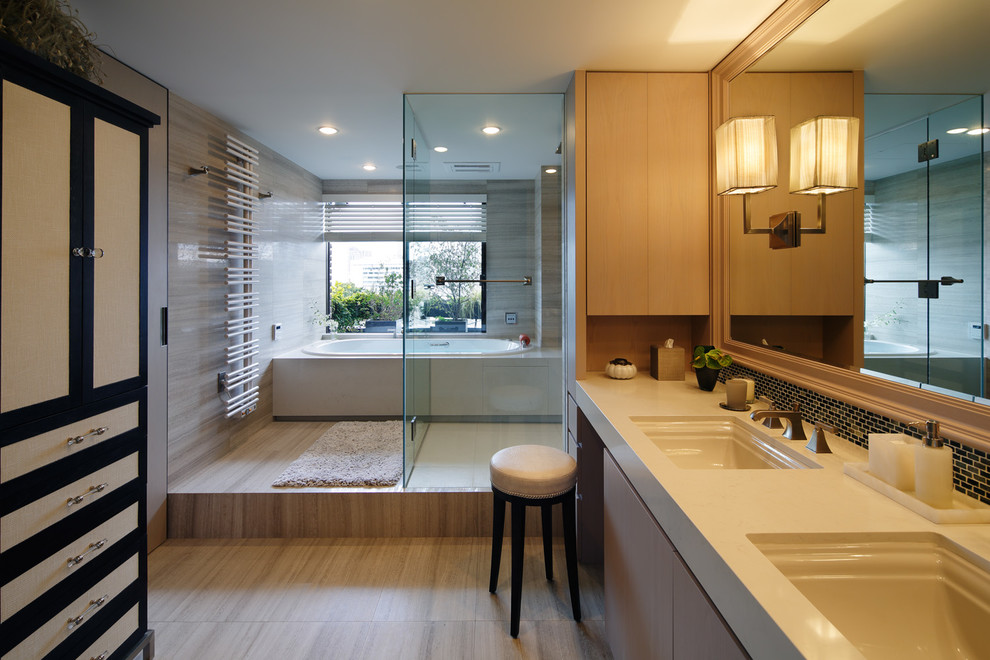 Modernes Badezimmer mit flächenbündigen Schrankfronten, hellbraunen Holzschränken, schwarzen Fliesen, grauer Wandfarbe, integriertem Waschbecken, grauem Boden und offener Dusche in Tokio