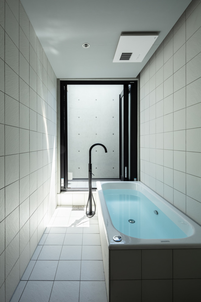 Skandinavisches Badezimmer En Suite mit weißen Fliesen in Sonstige
