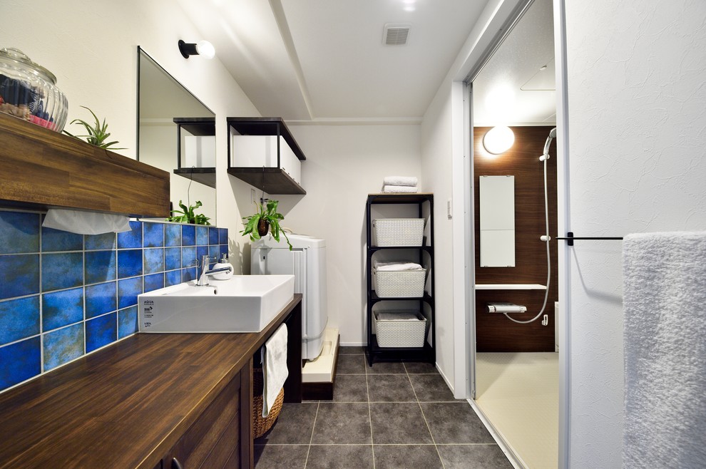 他の地域にあるコンテンポラリースタイルのおしゃれな浴室の引き戸 (白い壁、グレーの床) の写真