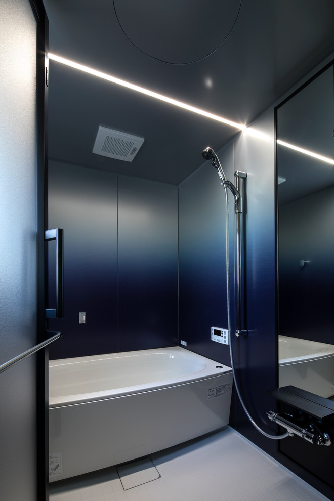 他の地域にあるインダストリアルスタイルのおしゃれな浴室 (コーナー型浴槽、オープン型シャワー、白い床、オープンシャワー) の写真