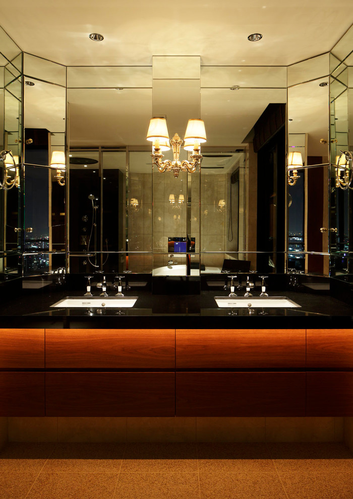 Ejemplo de cuarto de baño principal actual con armarios con paneles lisos, puertas de armario de madera en tonos medios y lavabo bajoencimera