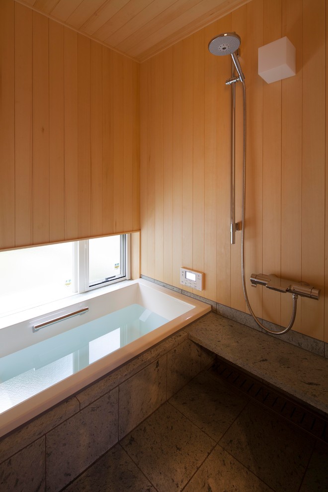 他の地域にあるアジアンスタイルのおしゃれな浴室 (オープン型シャワー、茶色い壁、グレーの床、オープンシャワー) の写真