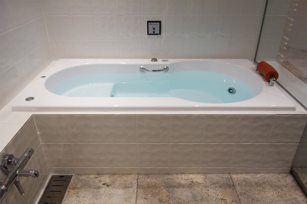 Пример оригинального дизайна: ванная комната в стиле модернизм с накладной ванной, открытым душем, белой плиткой, керамической плиткой, белыми стенами и полом из сланца