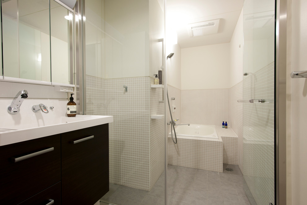 Idee per una piccola stanza da bagno contemporanea