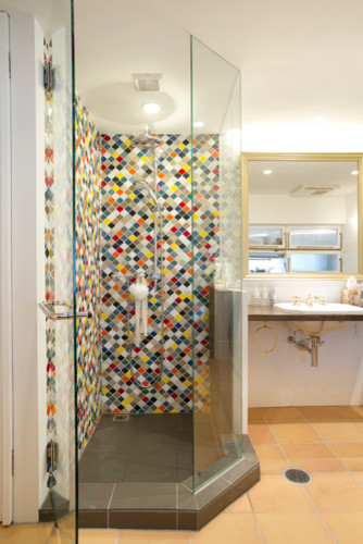 Modelo de cuarto de baño asiático pequeño con ducha doble, paredes multicolor, suelo de pizarra y aseo y ducha