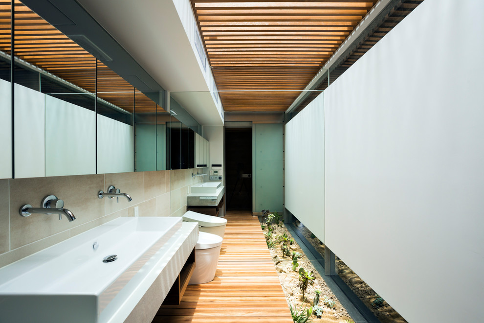 Идея дизайна: ванная комната в современном стиле с открытыми фасадами, унитазом-моноблоком, белыми стенами, паркетным полом среднего тона, раковиной с несколькими смесителями, черными фасадами, бежевой плиткой, коричневым полом и белой столешницей