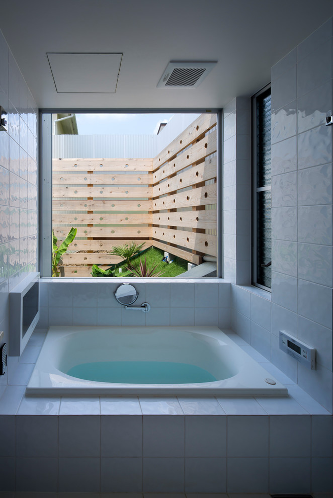 大阪にあるモダンスタイルのおしゃれな浴室 (ドロップイン型浴槽、白い壁) の写真