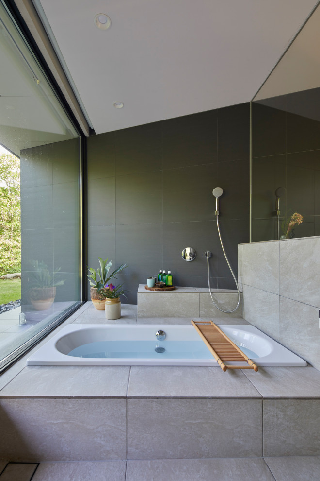 Idée de décoration pour une salle de bain principale design avec une baignoire posée, un carrelage gris, un sol gris, un plafond voûté, meuble-lavabo encastré, du lambris, des carreaux de porcelaine et un espace douche bain.
