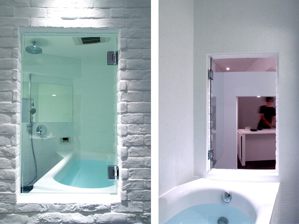 Imagen de cuarto de baño principal romántico con ducha doble, baldosas y/o azulejos blancos, baldosas y/o azulejos de cerámica y paredes blancas