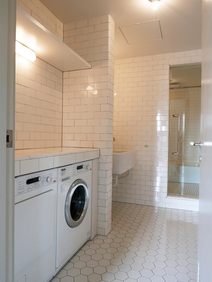 Стильный дизайн: ванная комната в стиле ретро с белой плиткой, керамической плиткой, белыми стенами, полом из керамической плитки, подвесной раковиной, столешницей из плитки, белым полом и белой столешницей - последний тренд