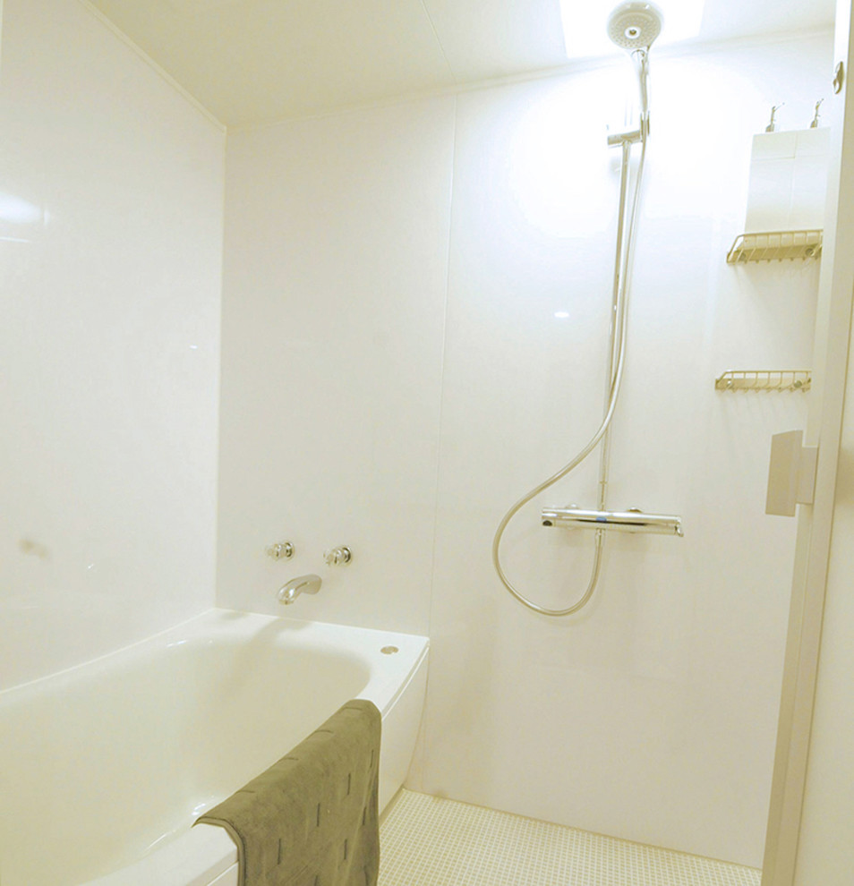 Photo of a contemporary bathroom in Kobe.