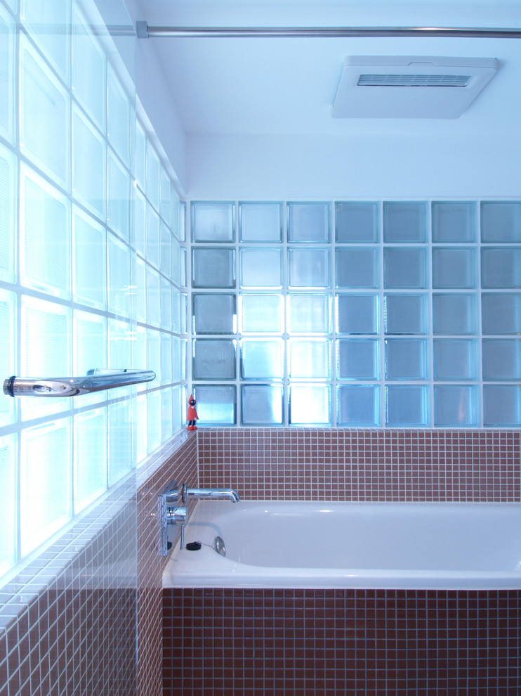 Foto di una stanza da bagno padronale industriale di medie dimensioni con vasca ad alcova e piastrelle marroni