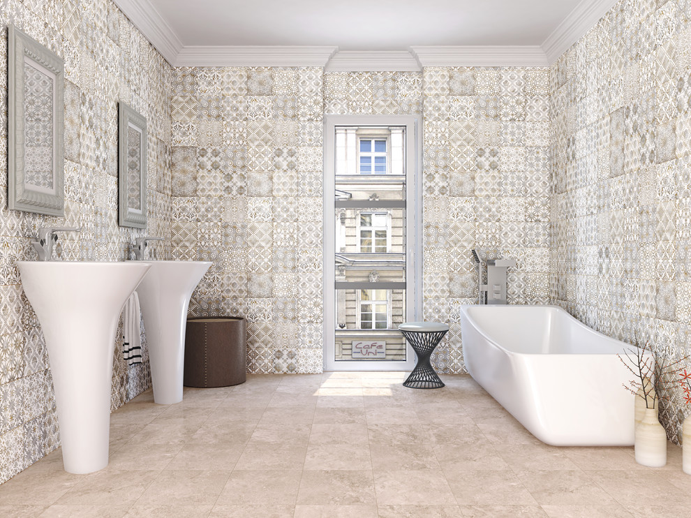 На фото: ванная комната в средиземноморском стиле с бежевой плиткой, керамической плиткой, полом из керамической плитки, серыми стенами и отдельно стоящей ванной с