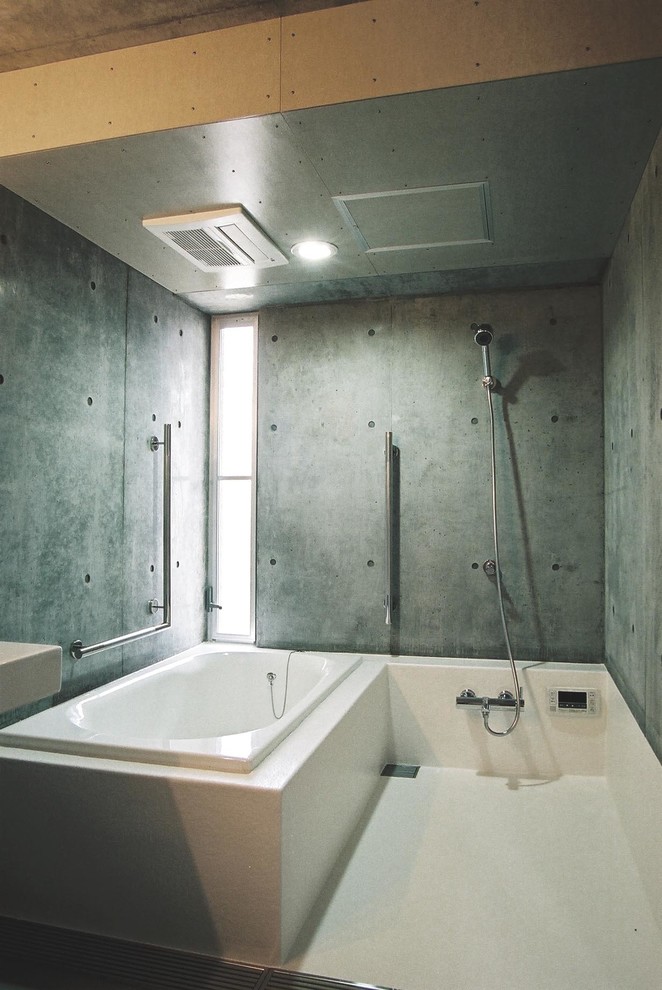 東京都下にあるコンテンポラリースタイルのおしゃれな浴室 (コーナー型浴槽、オープン型シャワー、グレーの壁、白い床、オープンシャワー) の写真