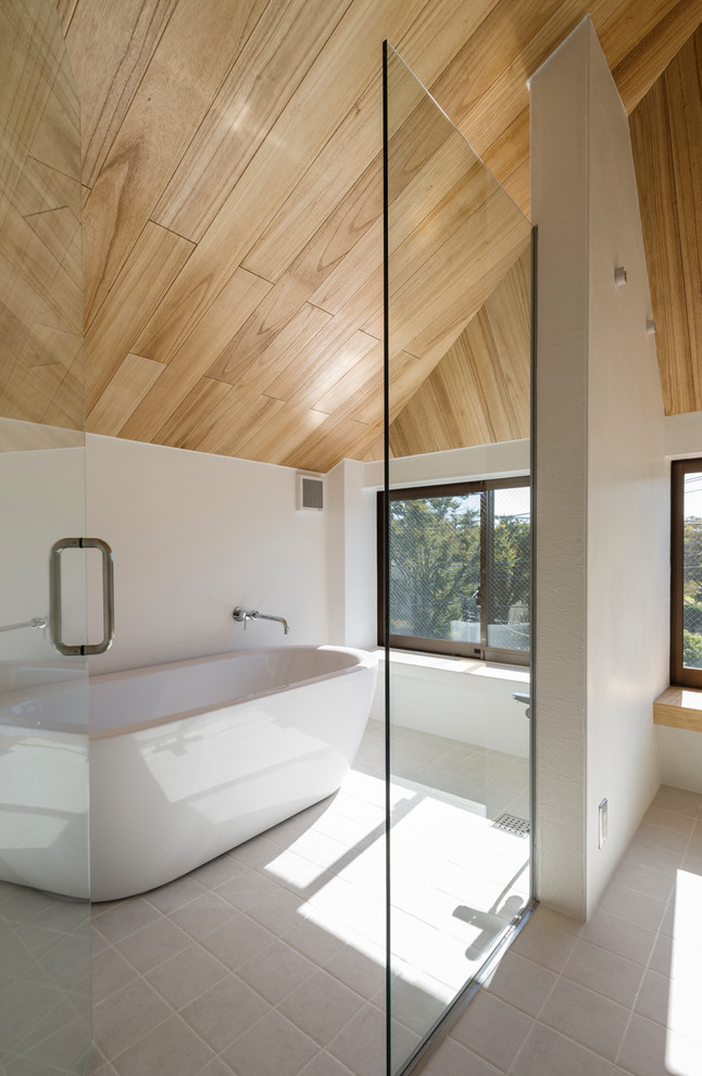 Идея дизайна: главная ванная комната среднего размера в современном стиле с белыми фасадами, отдельно стоящей ванной, полом из керамической плитки, столешницей из дерева и белым полом